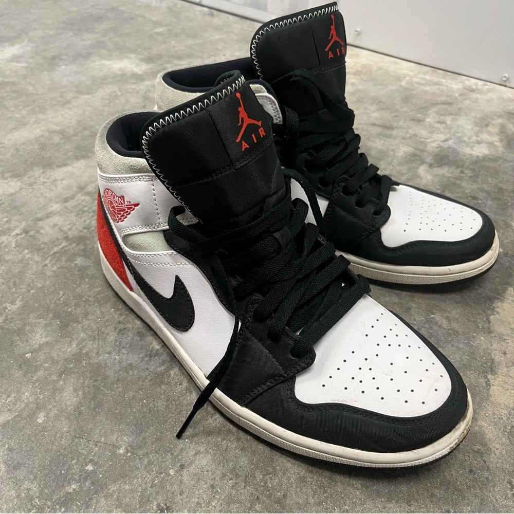 Air Jordan 1 Mid SE White Red Black Toe Size 10